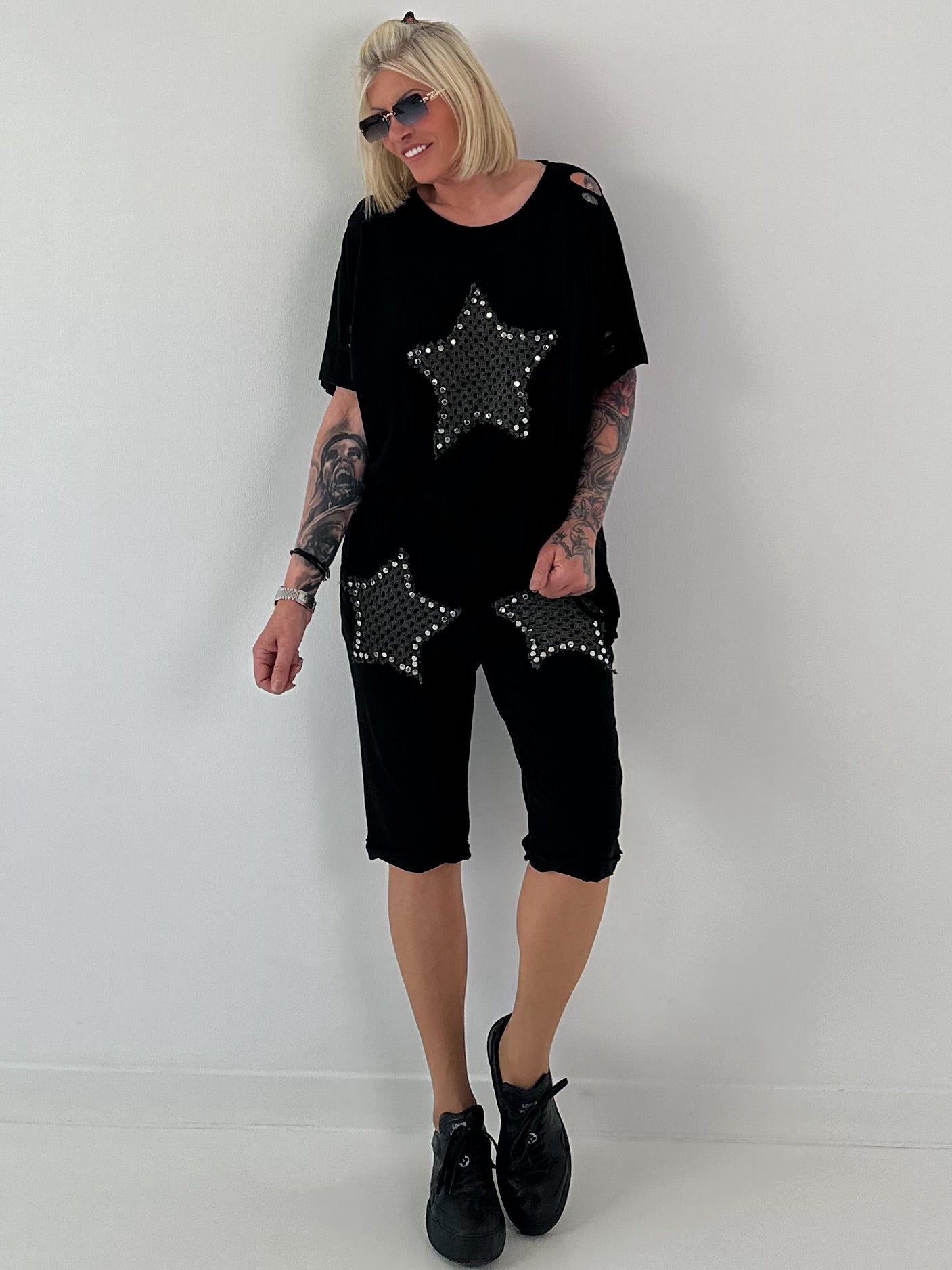T-Shirt mit Häkelstern-Nieten-Cut-Outs - schwarz