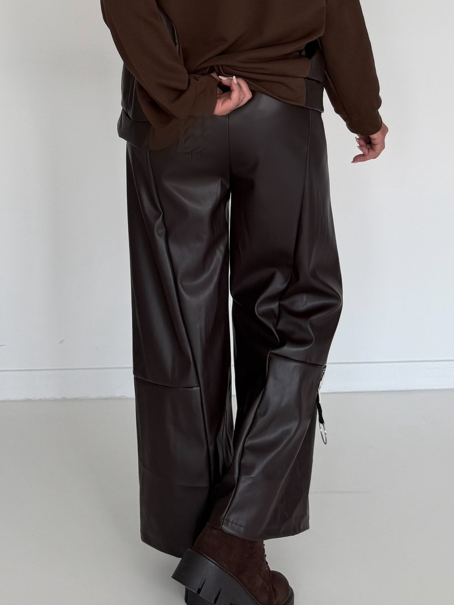 Vegane Lederhose mit weitem Bein - mokka