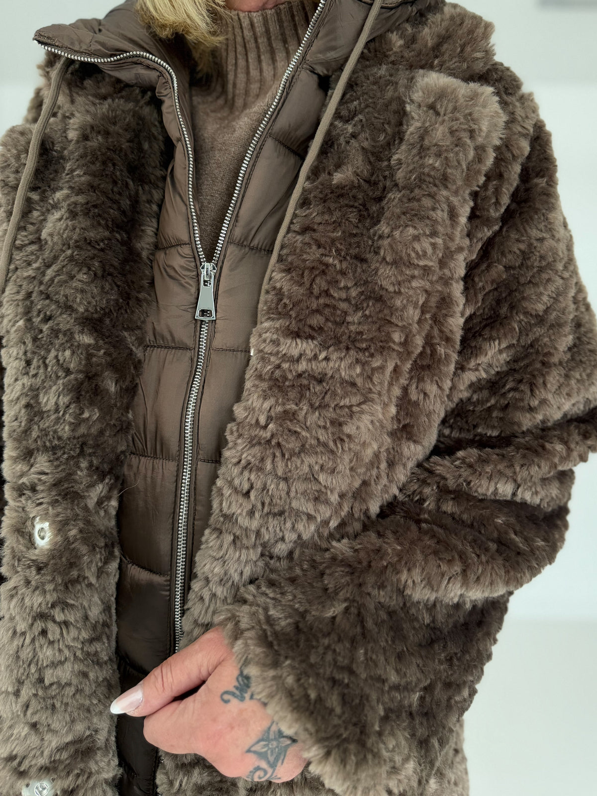Kuscheliger Mantel mit abnehmbarem Westeneinsatz - taupe