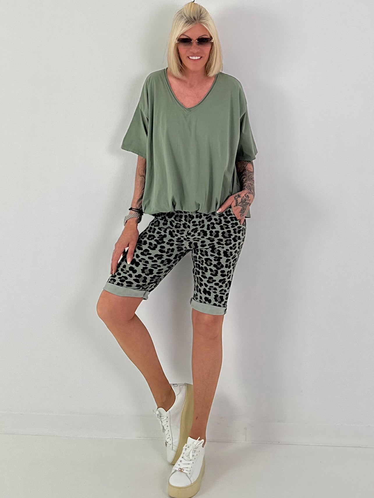 T-Shirt  mit gerafftem Saum - khaki