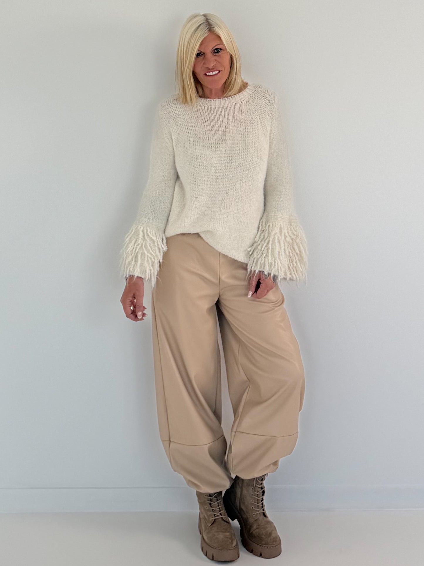 Kuschliger Pullover mit Fransen-Details - creme