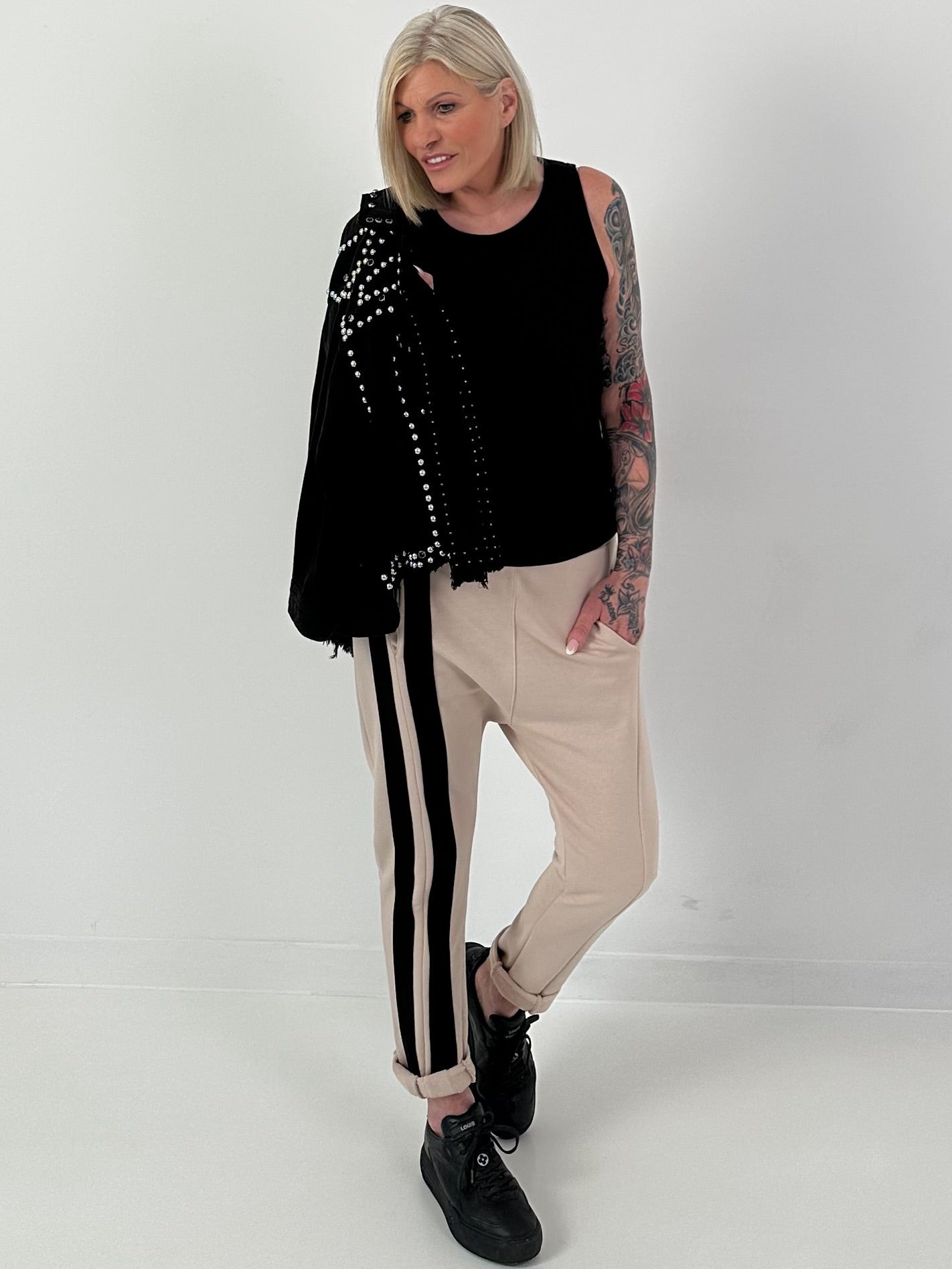 Hose mit seitlich verlaufenden Streifendetails - beige