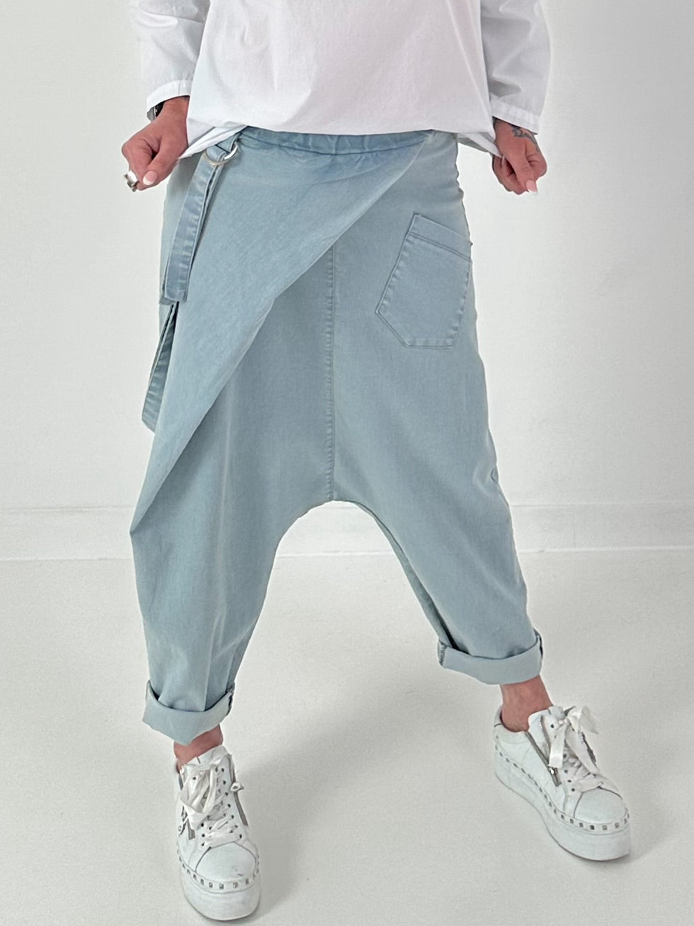 Baggy Jeans mit Überwurf - hellblau