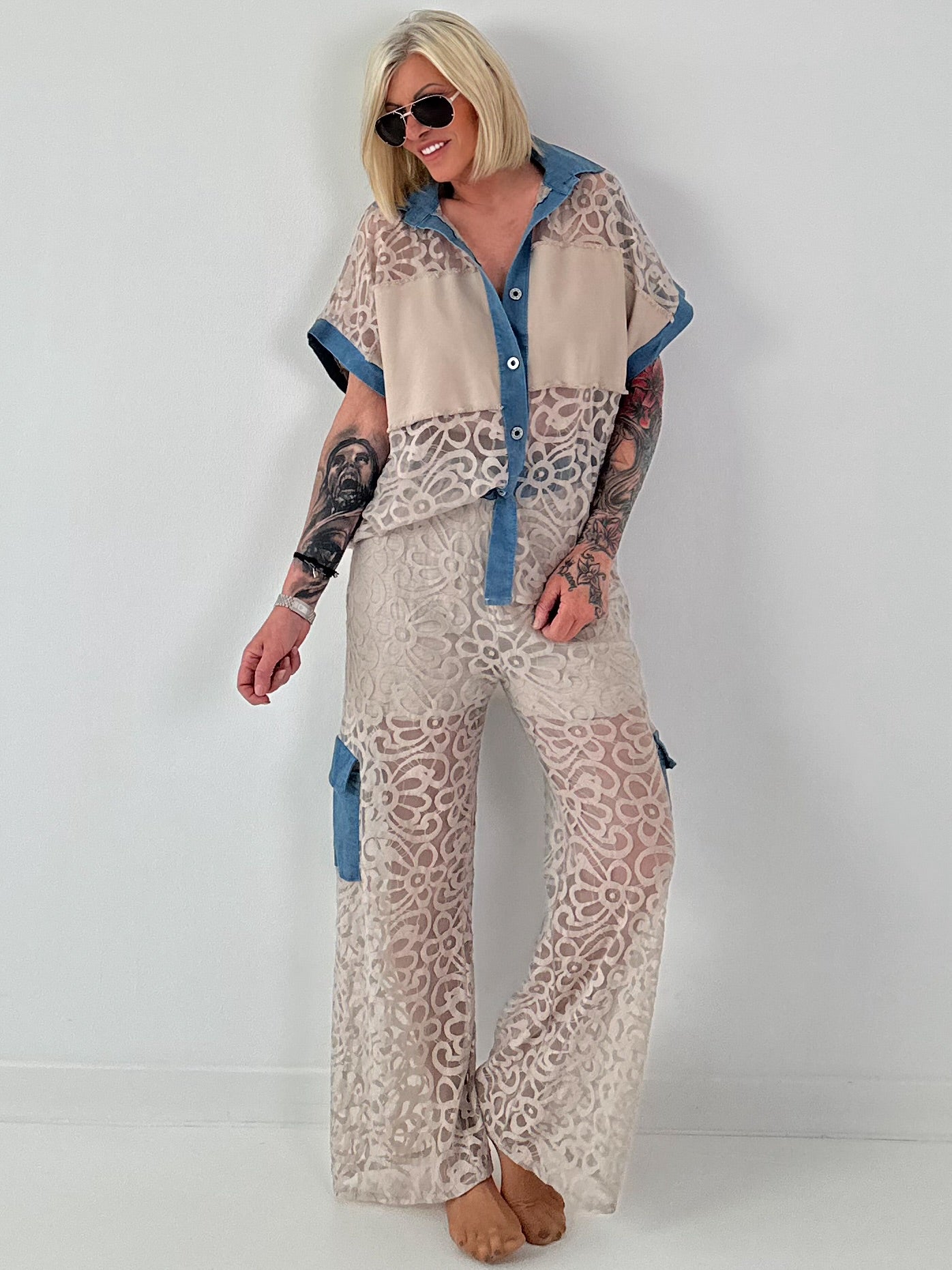 Ausgefallener Zweiteiler mit aufwendigen Denim Details- beige