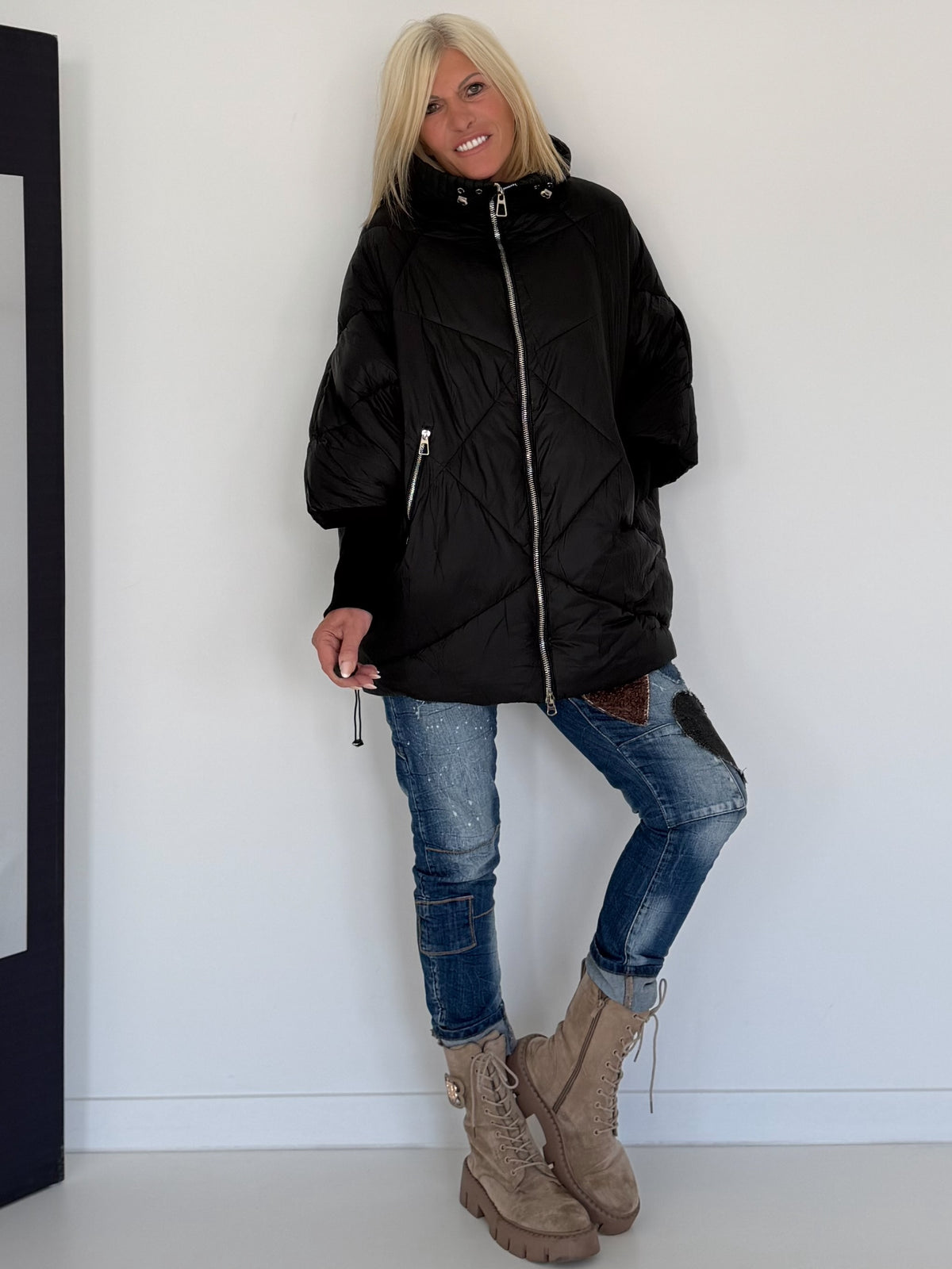 Oversized Steppjacke mit Stulpenärmeln und Kapuze - schwarz