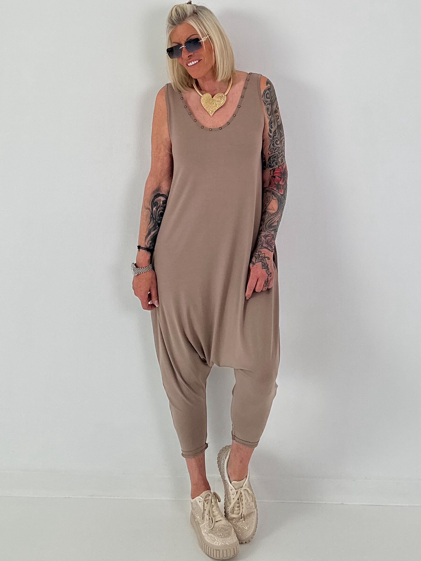 Jumpsuit mit Nieten - taupe