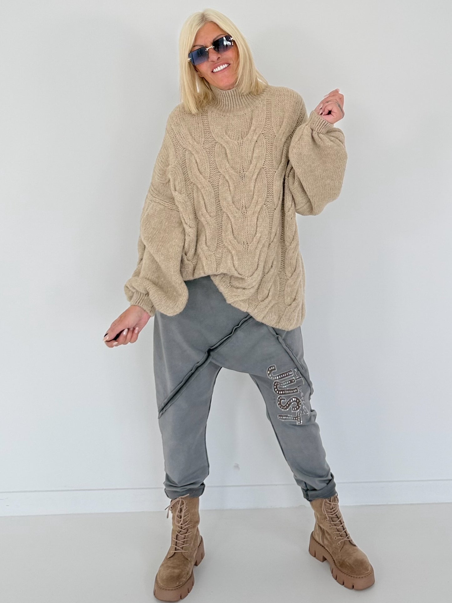 Kuschliger Strickpullover mit Zopfmuster - taupe