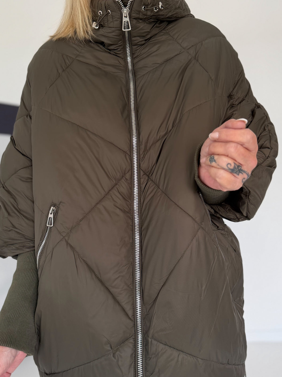 Oversized gewatteerd jack met polswarmers en capuchon - olijf