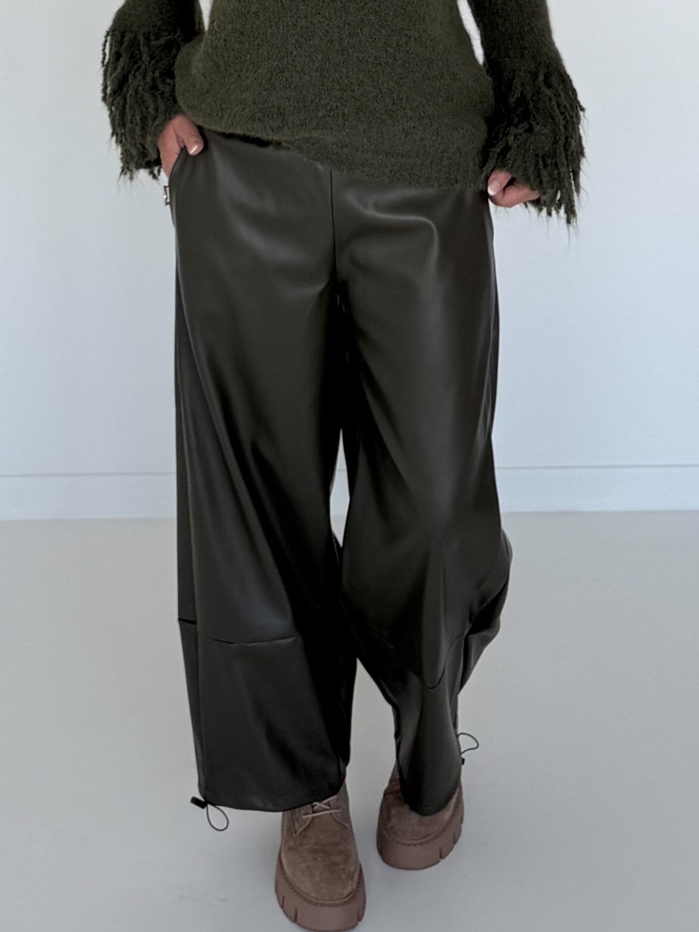Vegane Lederhose 2 Looks - oliv