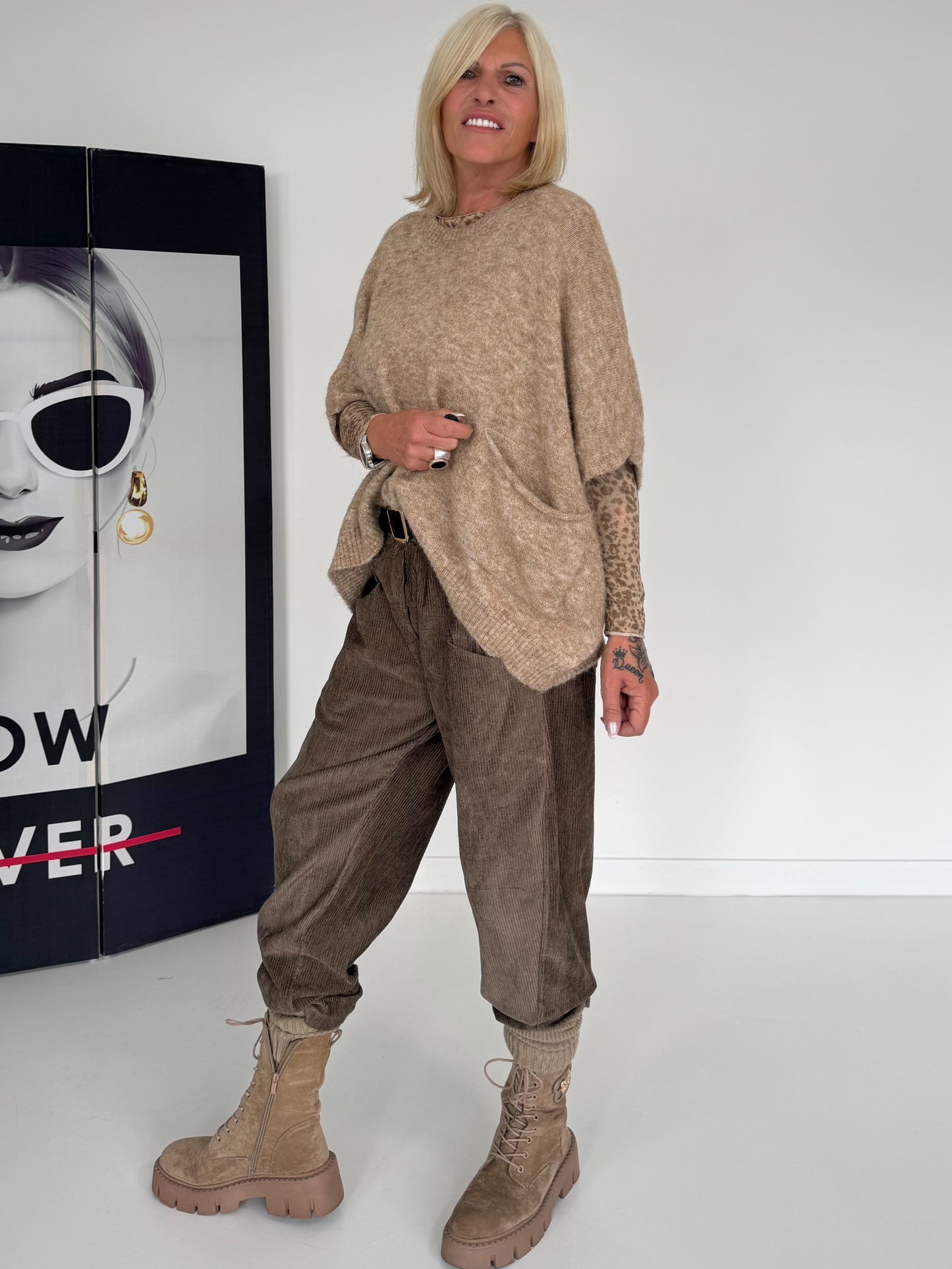 Zachte slipover met opgestikte zak - beige