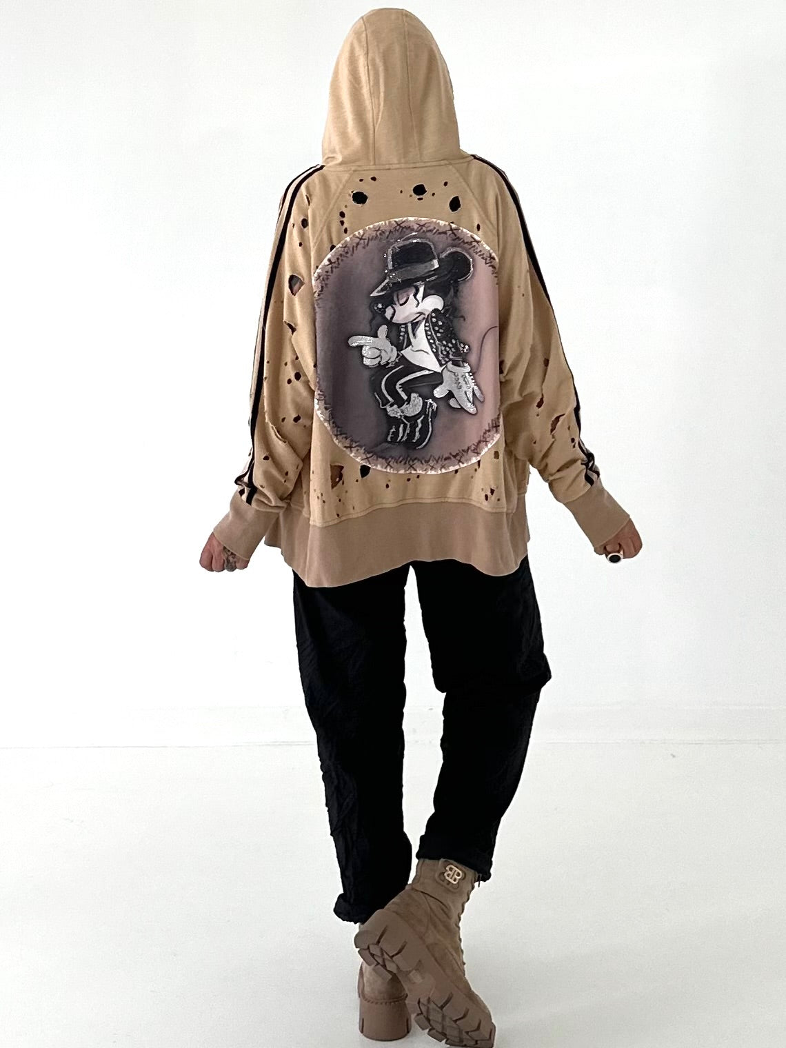 Stylische Sweatshirt Jacke mit großem Rückenpatch Comic - camel