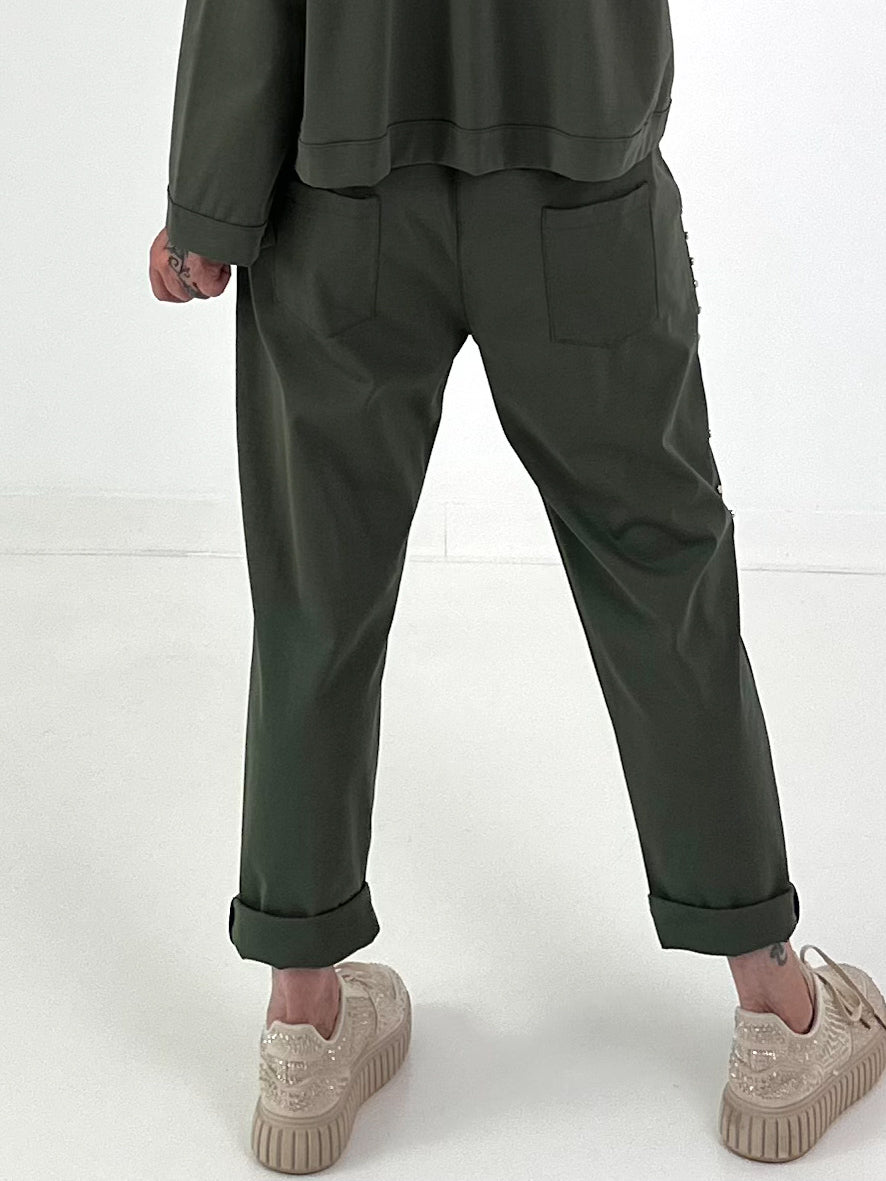 Hose mit goldenen Nieten-Details - oliv