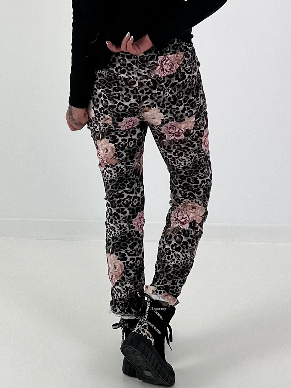 Hose in Wildleder-Optik mit Leo Print und floralem Muster - grau - mehrfarbig