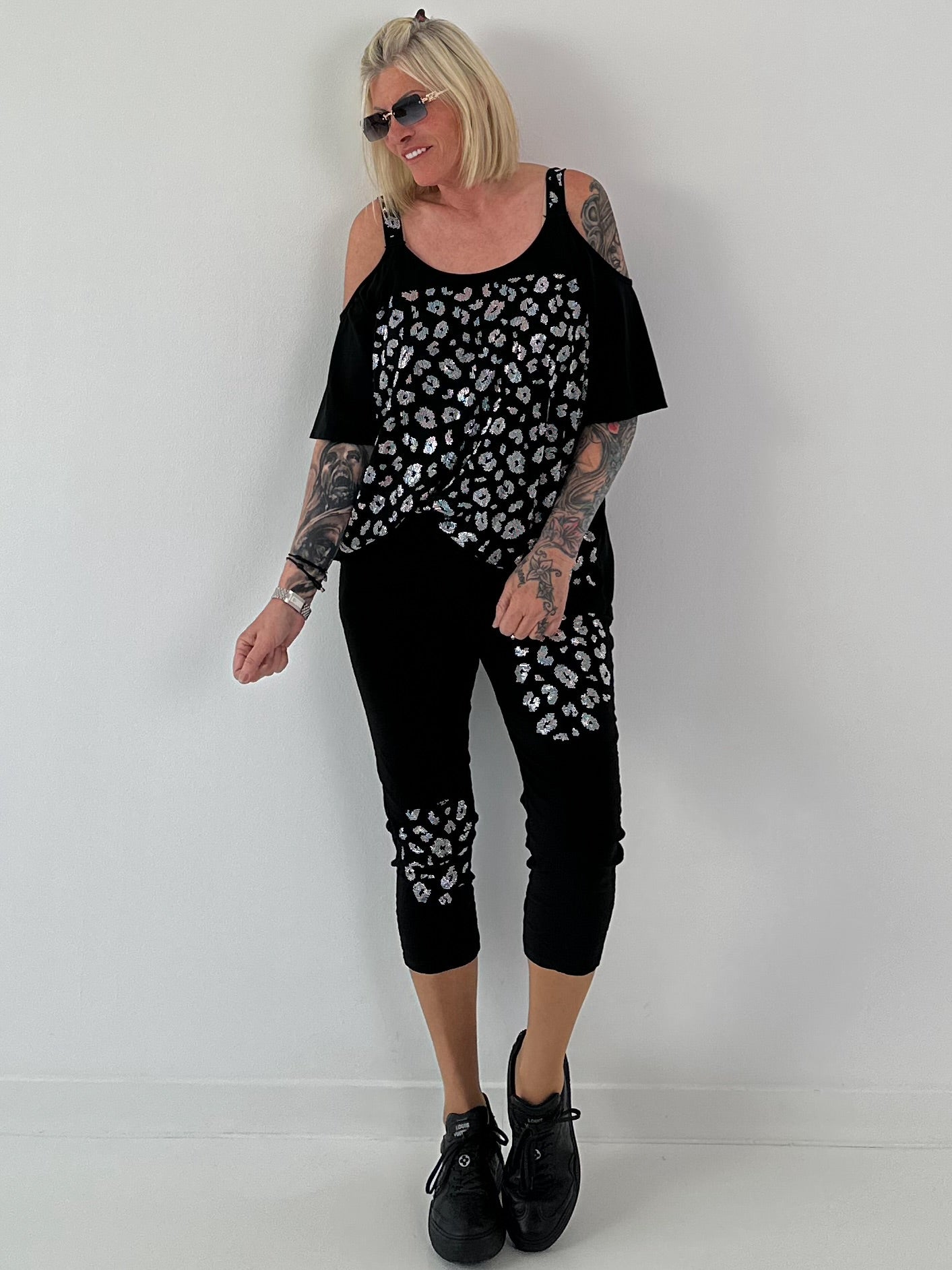 Shirt mit Cold Shoulder und Leo Strass - schwarz