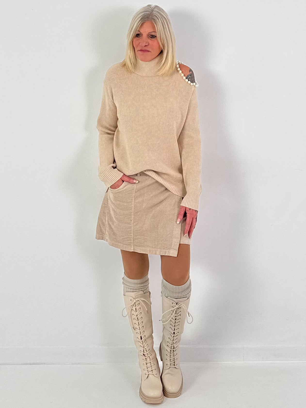 Open schouder trui model "Pearl Edge" - beige