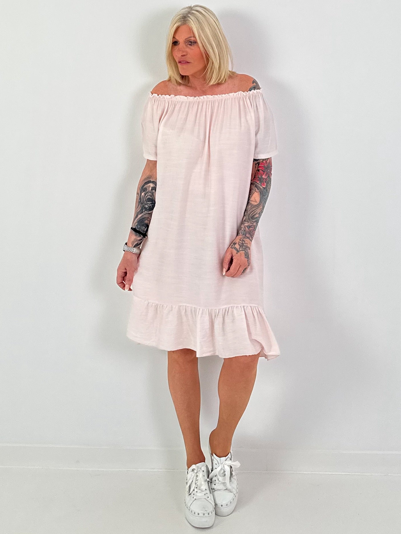 Kleid mit kurzen Ärmeln und Volant - rosa