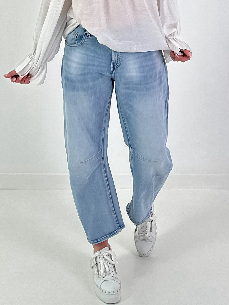 Bottle jeans with a horizontal seam - denim