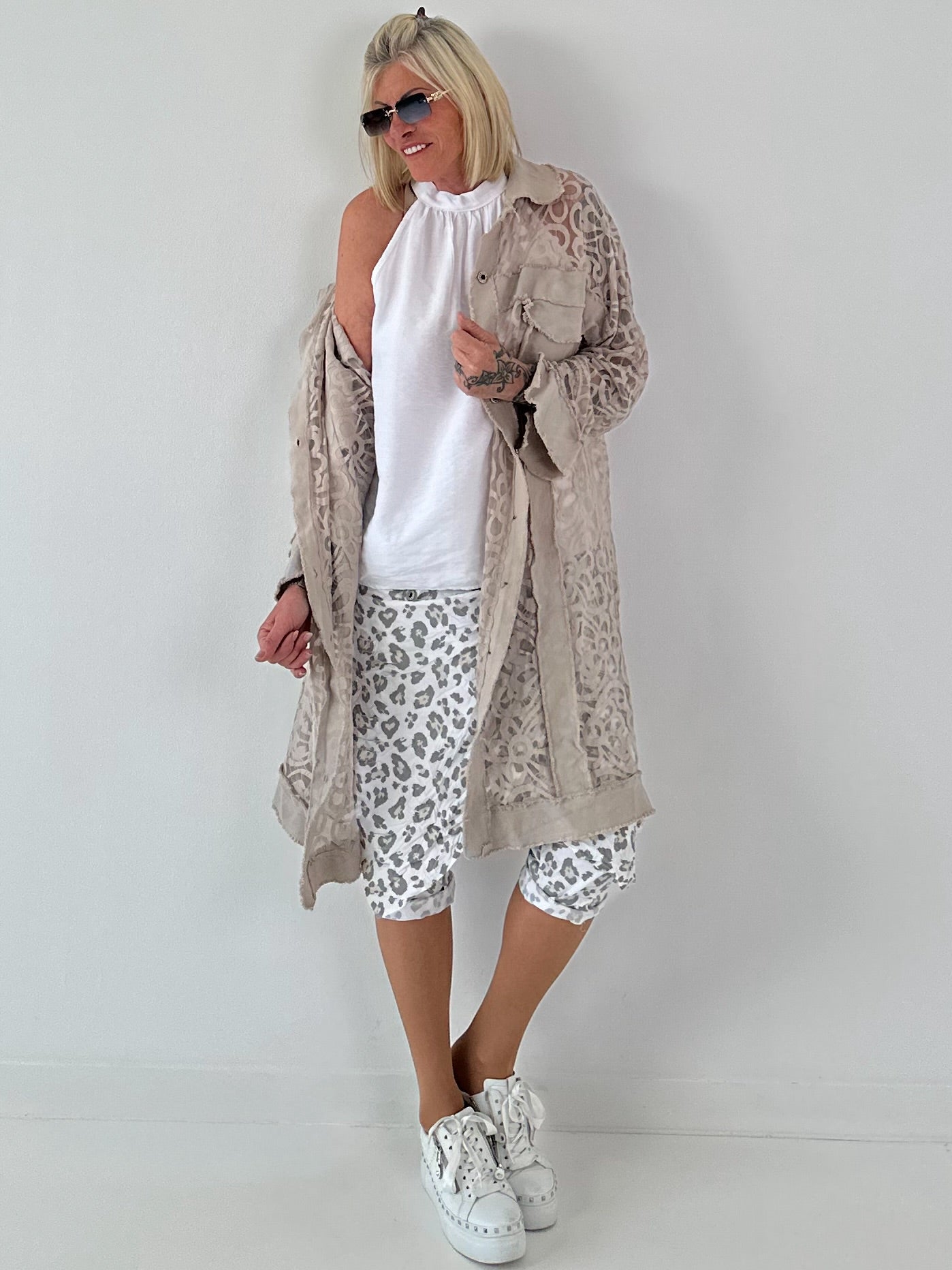 Jeansmantel mit Leo und floralem Netzeinsatz - beige