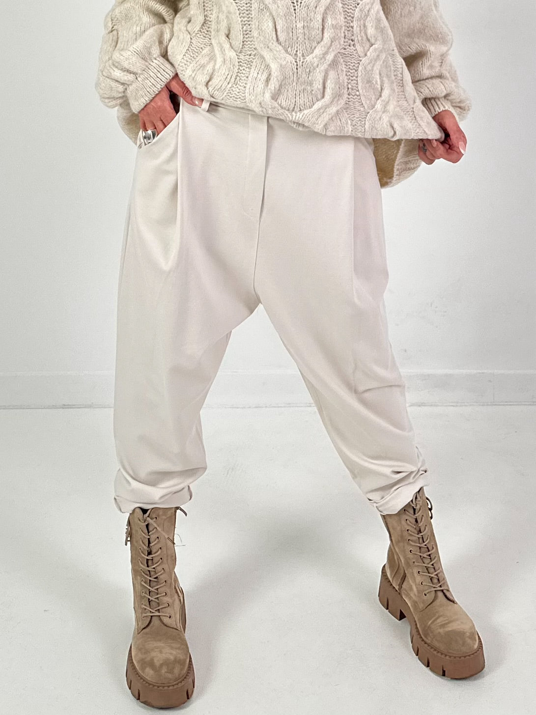 Baggy broek model “Effortless Ease” - beige