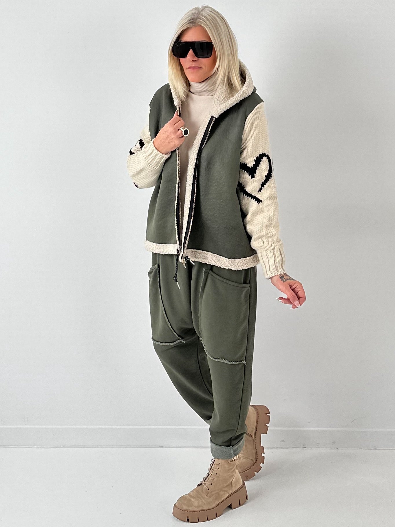 Imitatie lamsnappajas met gebreide mouwen model "Jana" - olijfgroen