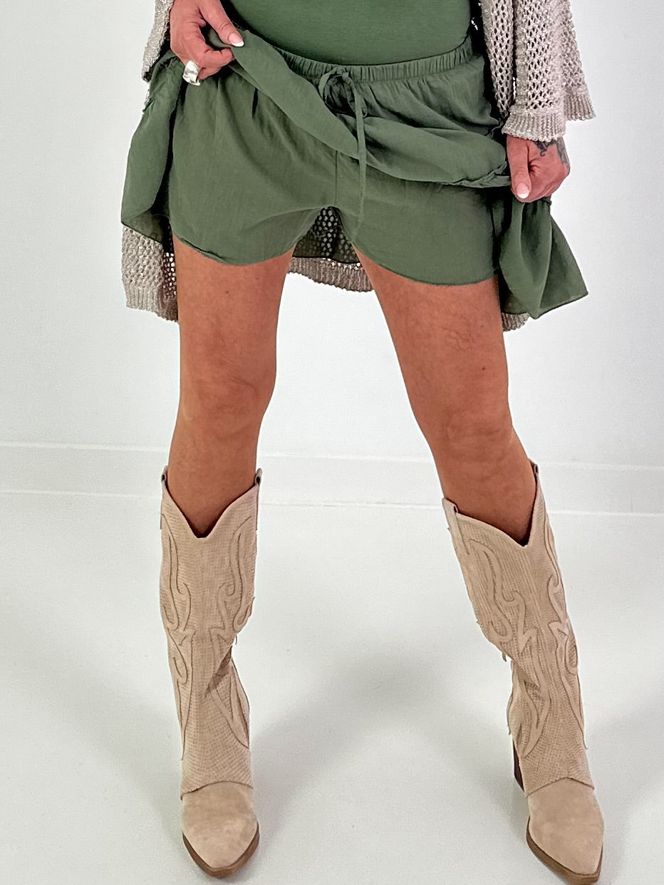 Skort with ruffles - khaki