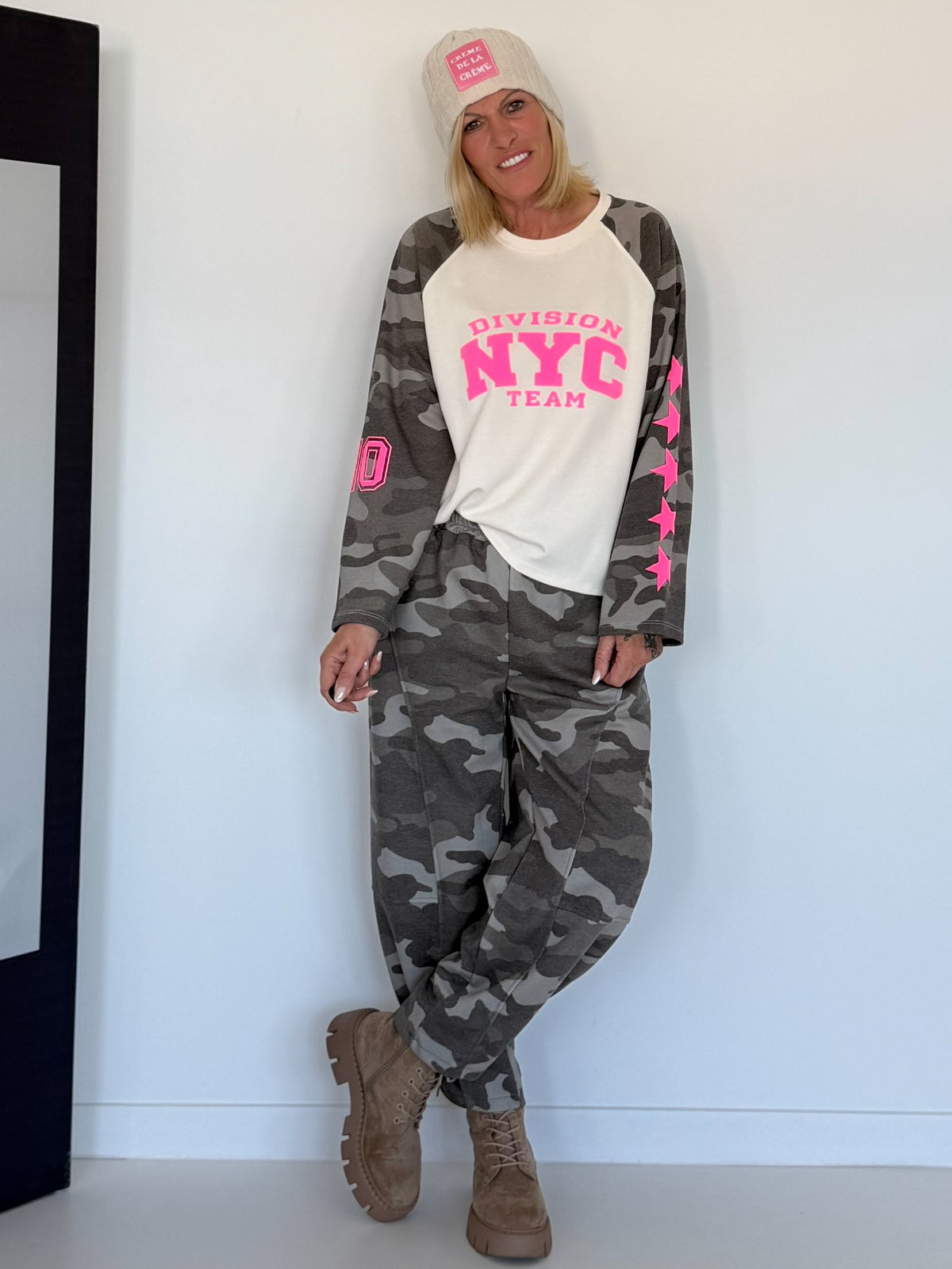 Sweater with camouflage sleeves and 3D print - beige-taupe-multicolored