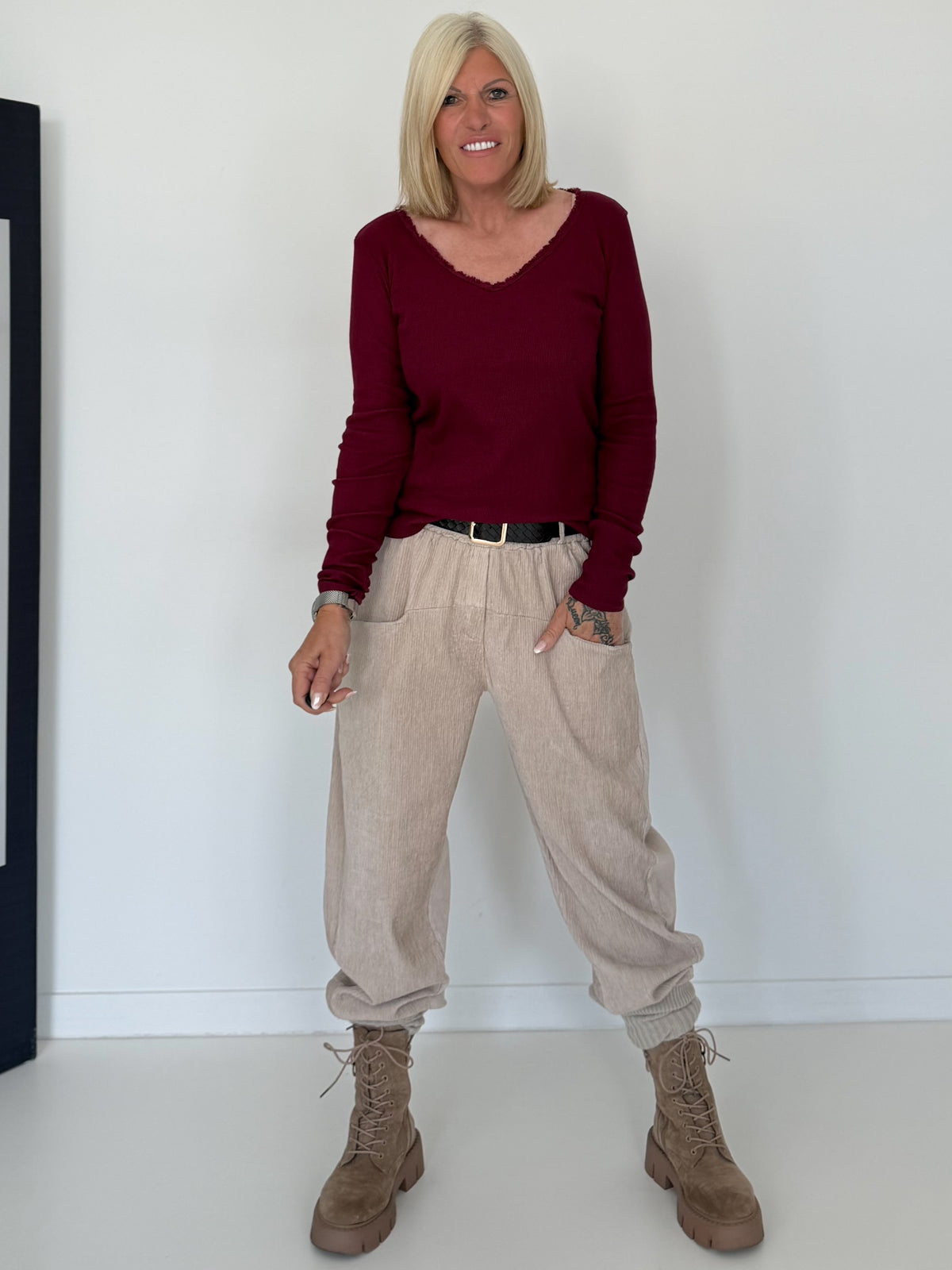 Geribd T-shirt met gerafelde V-hals - bordeauxrood