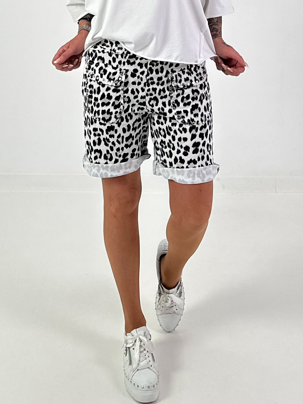 Sweat Short Leo mit Nieten - schwarz-weiss