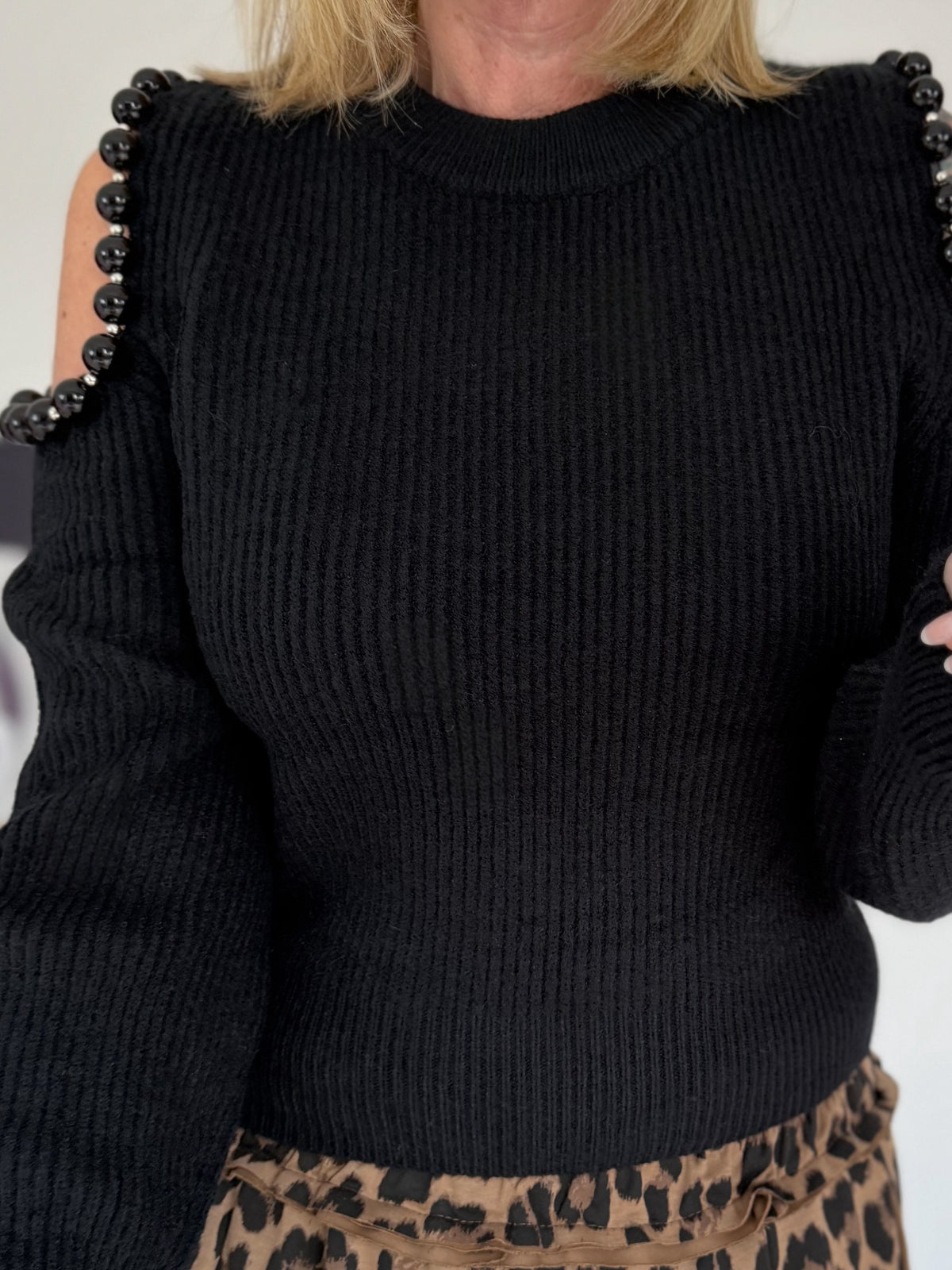 Pullover mit Cut-Outs und Statement-Perlen - schwarz