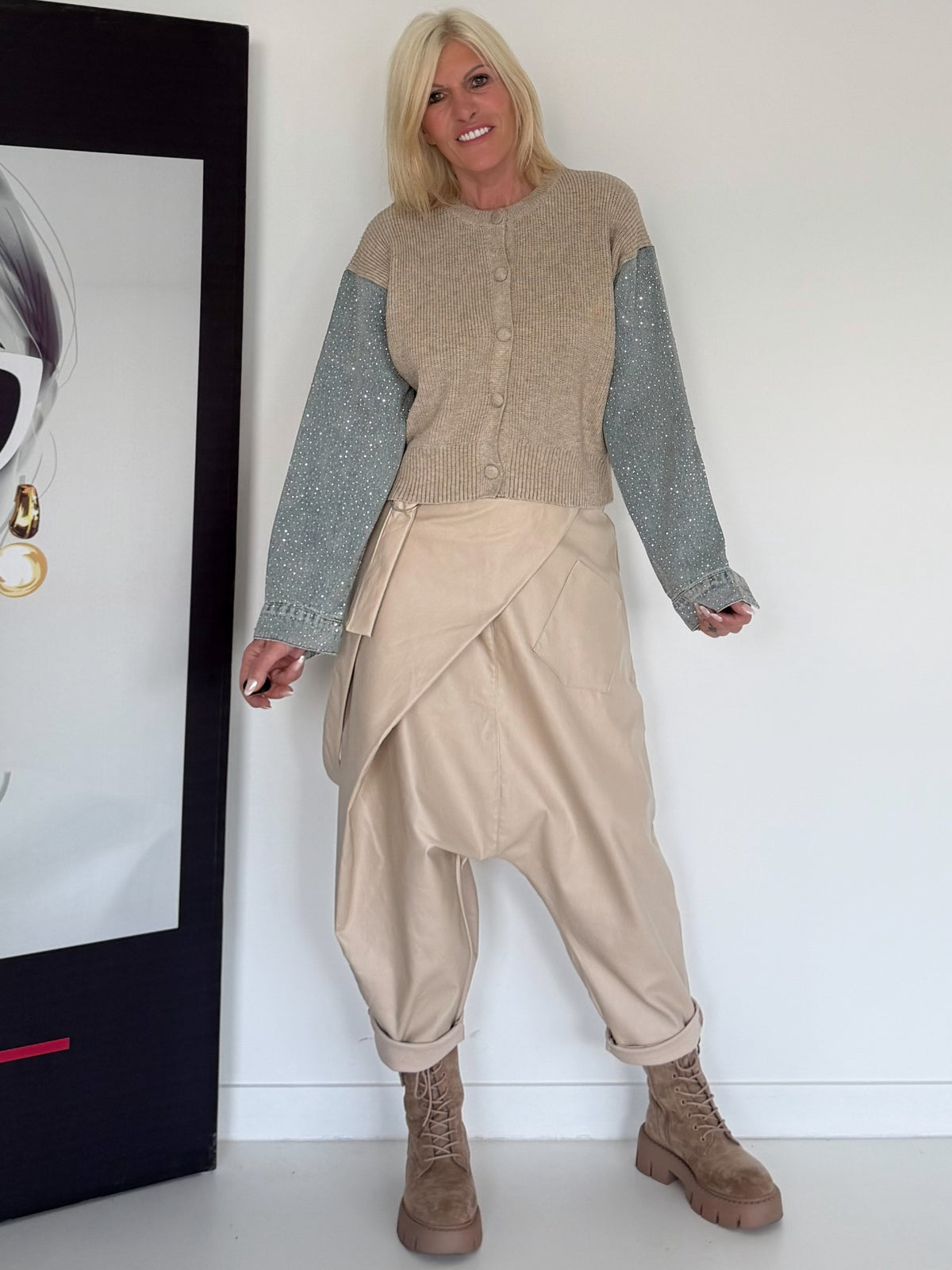 Strickjacke mit strassbesetzten Denim-Ärmeln - beige-denim