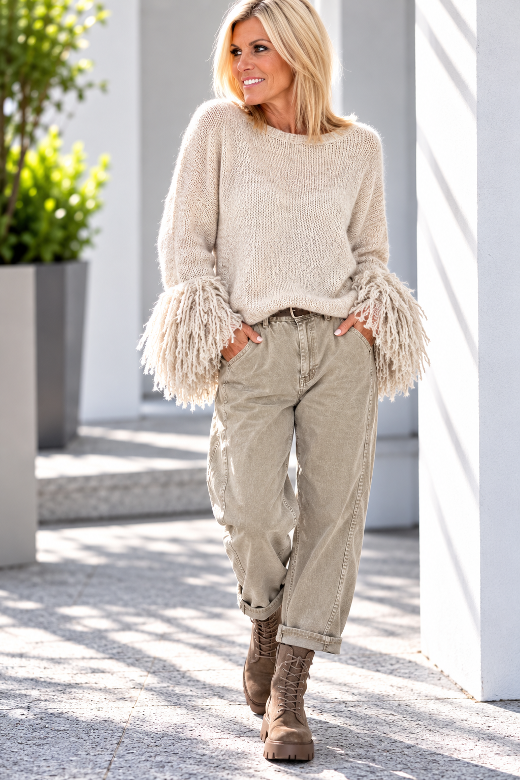 Fringe-look sweater with trumpet sleeves - beige