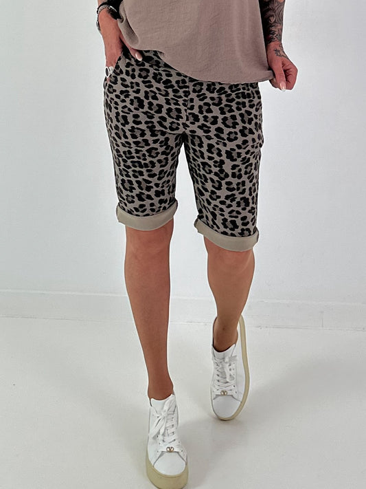 Kurze Hose im Leo Look- taupe
