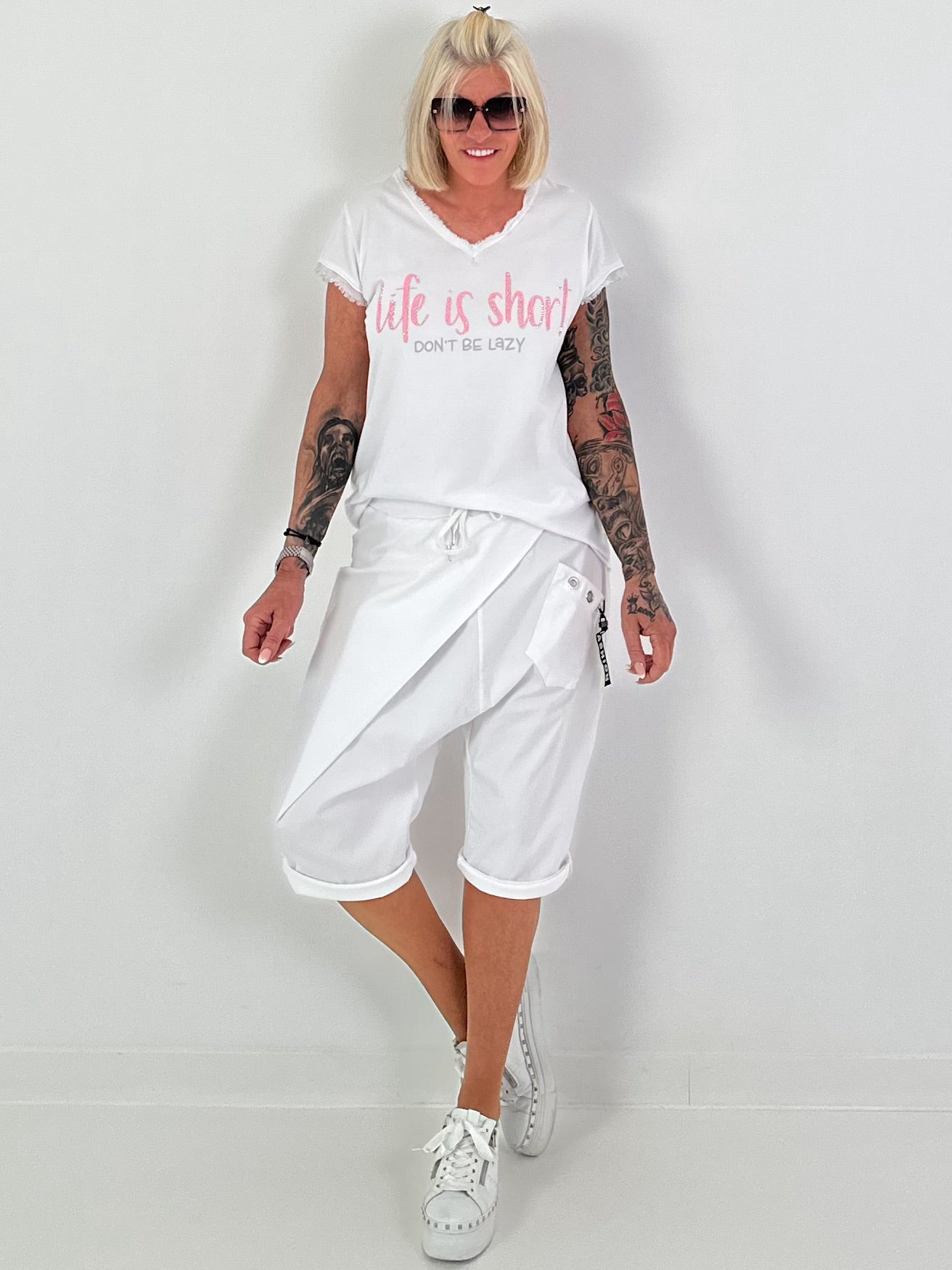 Kurze Baggy mit kleinen Ösen-Details - weiss