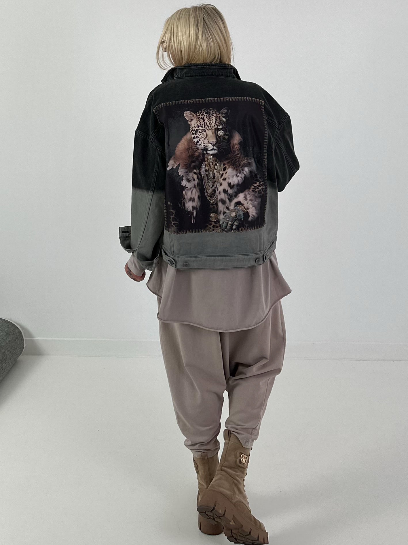 Stylische Jacke mit Farbverlauf und großem Rückenpatch - schwarz - grau