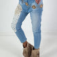Jeans mit aufgesetzten Häkelornamenten - denim