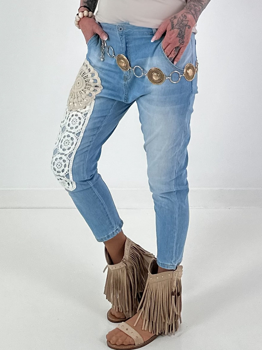 Jeans mit aufgesetzten Häkelornamenten - denim