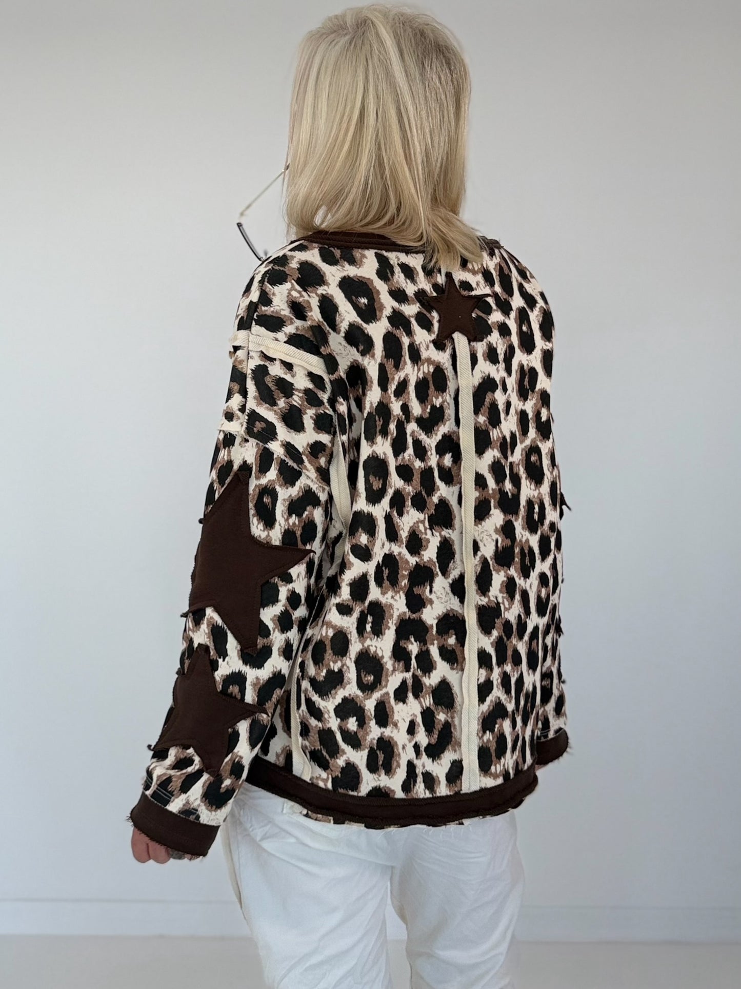 Sweatshirt mit All Over Leo-Print und trendigen Sternelementen - beige