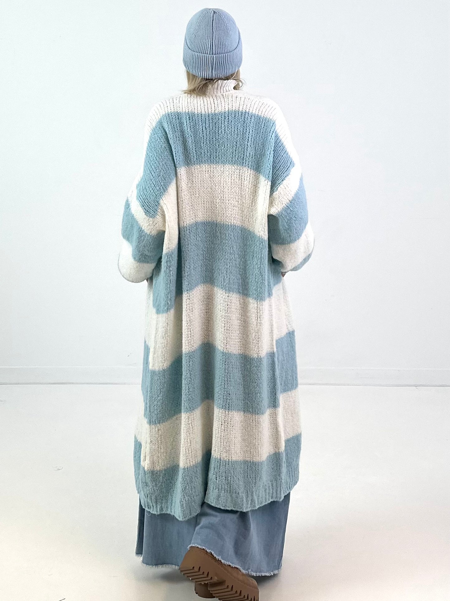 Maxi gebreide jas model "Soft Stripe" - blauw en wit