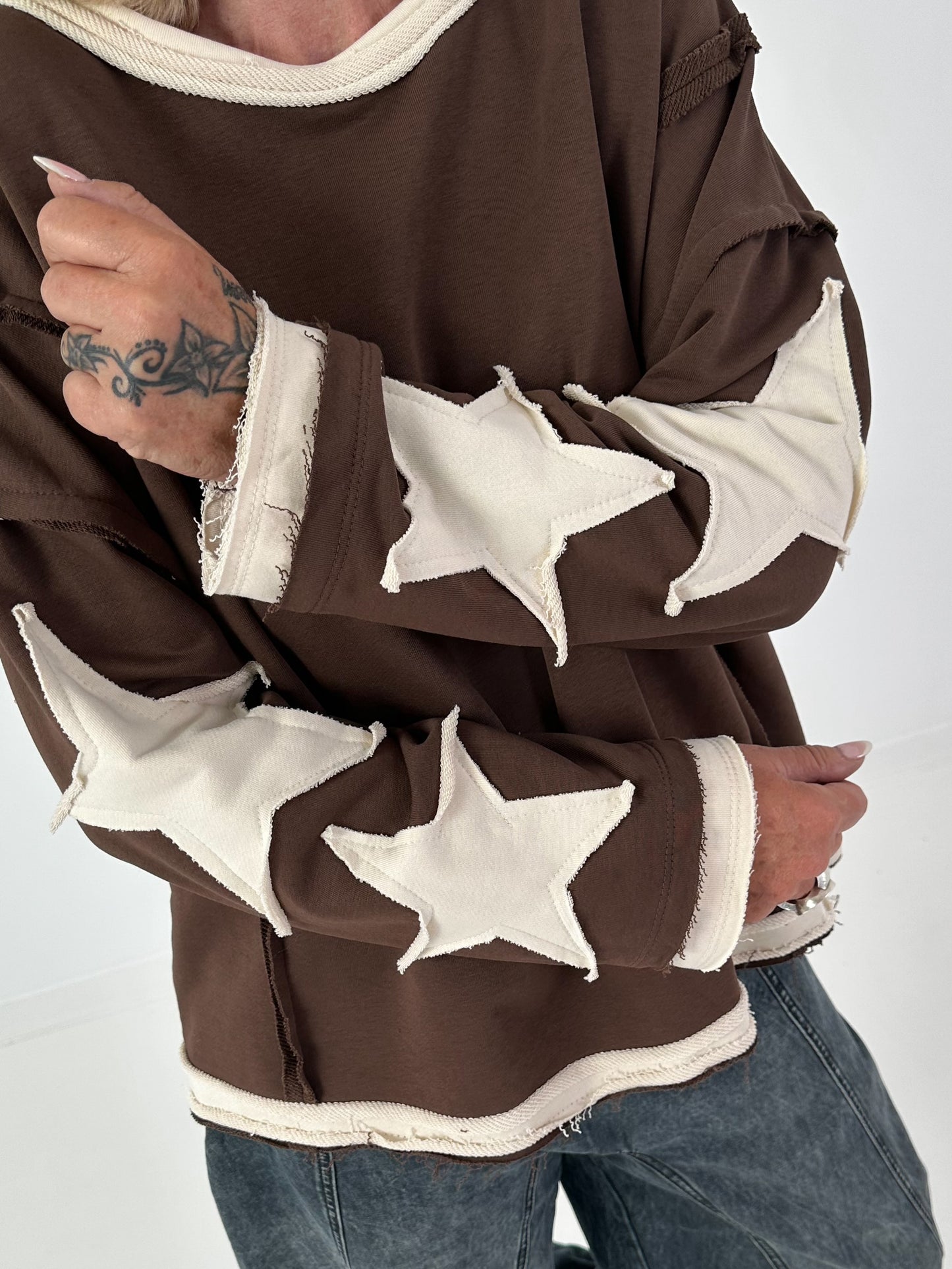 Sweatshirt mit trendigen Sternelementen- schoko