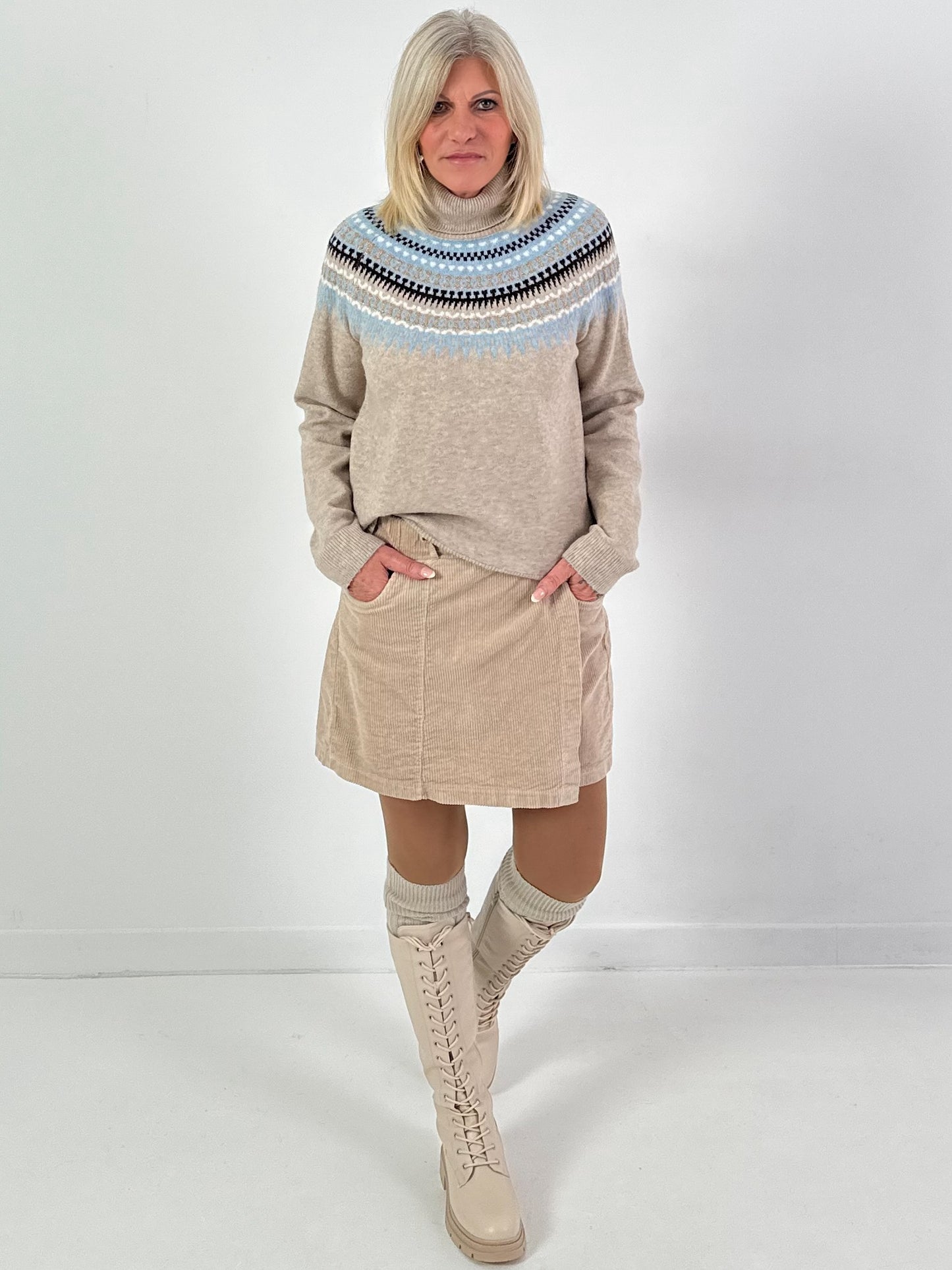 Turtleneck sweater model "Scandinavian Shine" - beige-blue