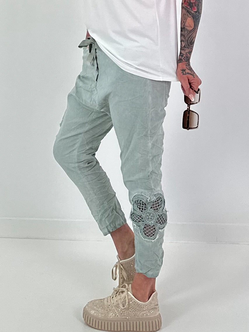 Baggy/Boyfriend broek met gehaakte bloemen aan de zijkant - kaki