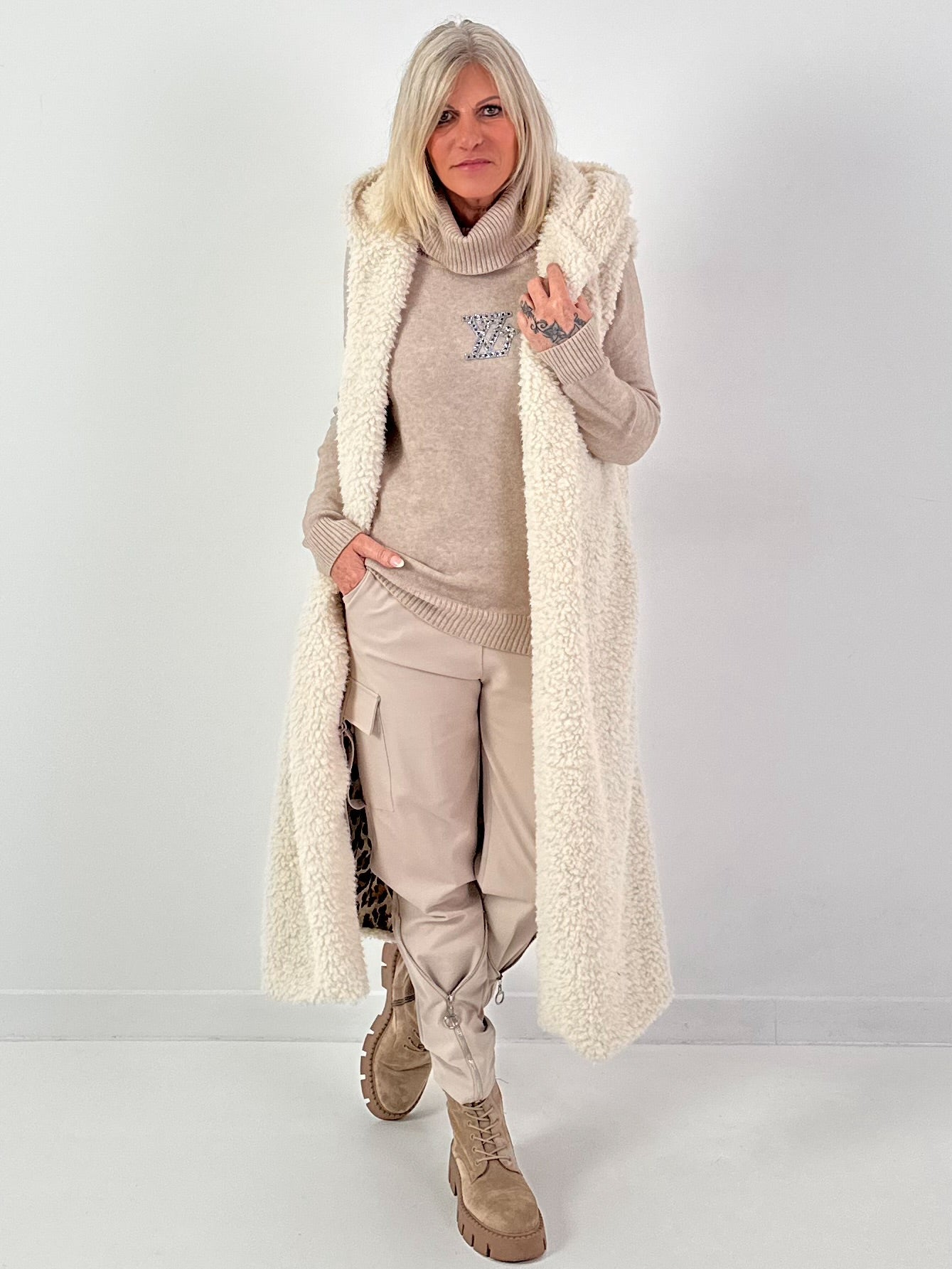 Long vest model "Leo Layers" - ecru