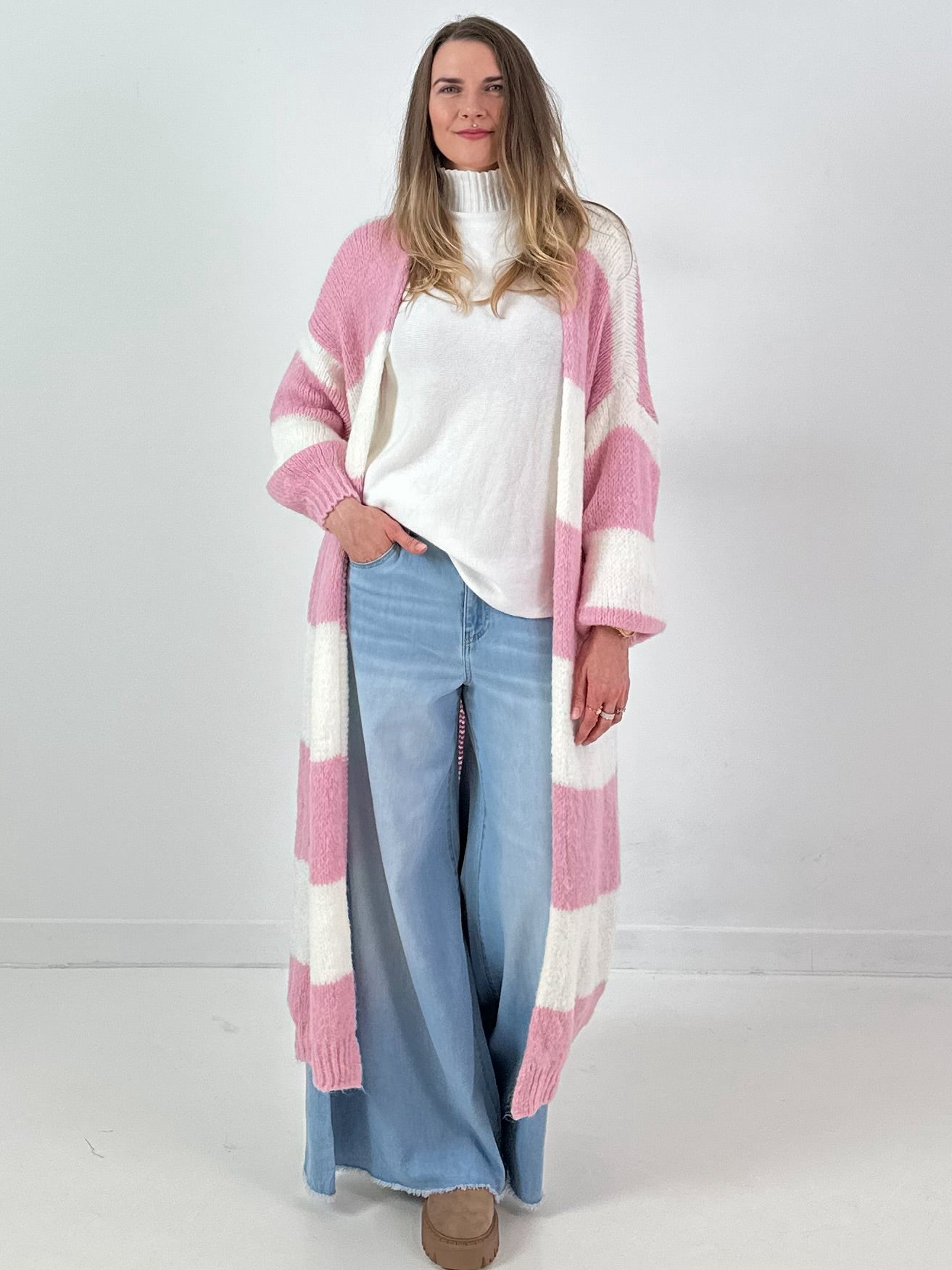 Maxi gebreide jas model "Soft Stripe" - roze-wit