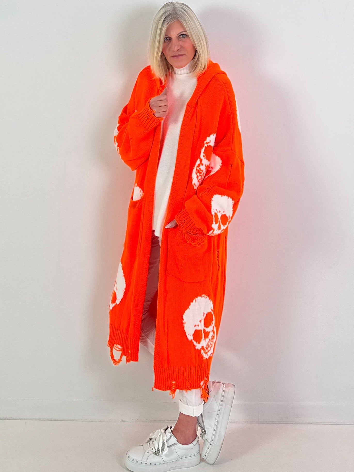 Oversized Strickmantel mit Kapuze Modell "Skull" - orange-weiss