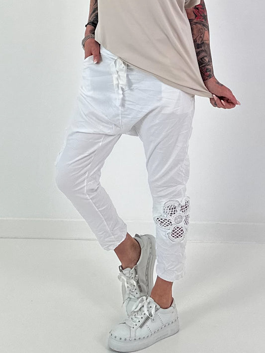 Baggy/Boyfriend Hose mit seitlichen Häkelblumen - weiss