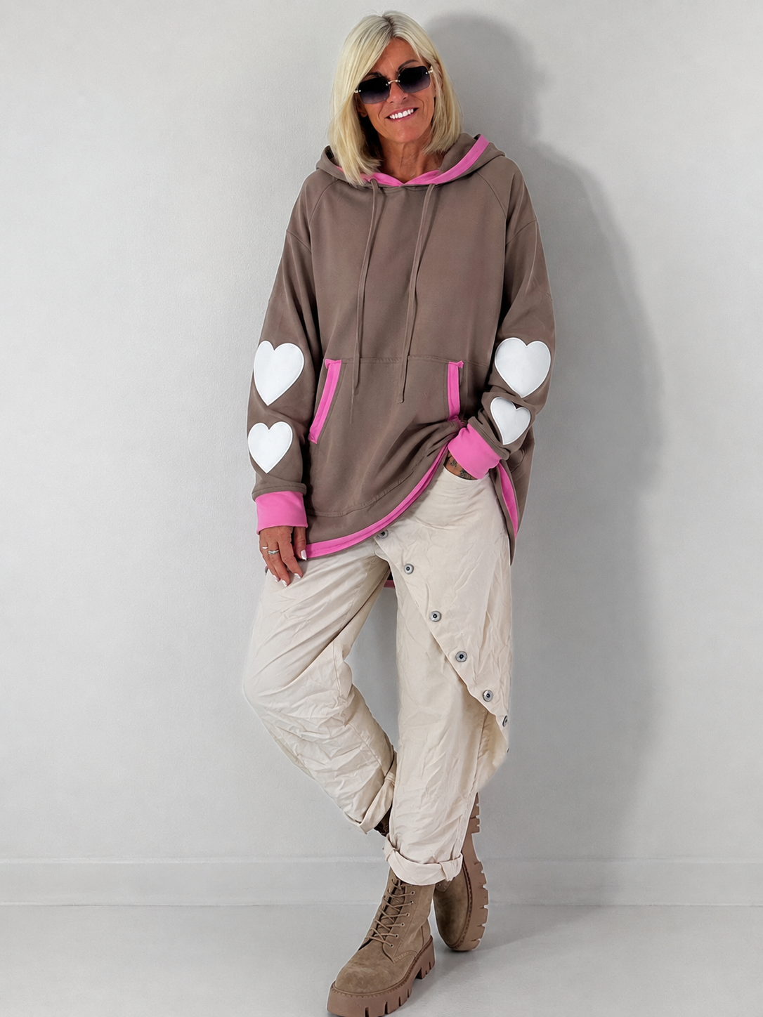 Lässiger Long Hoodie mit Daumenloch und trendigen Herzelemrnten - taupe