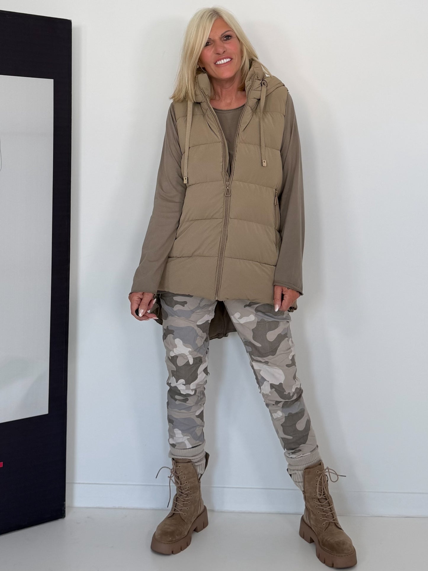 Weste mit schimmerndem Finish und Kapuze - taupe