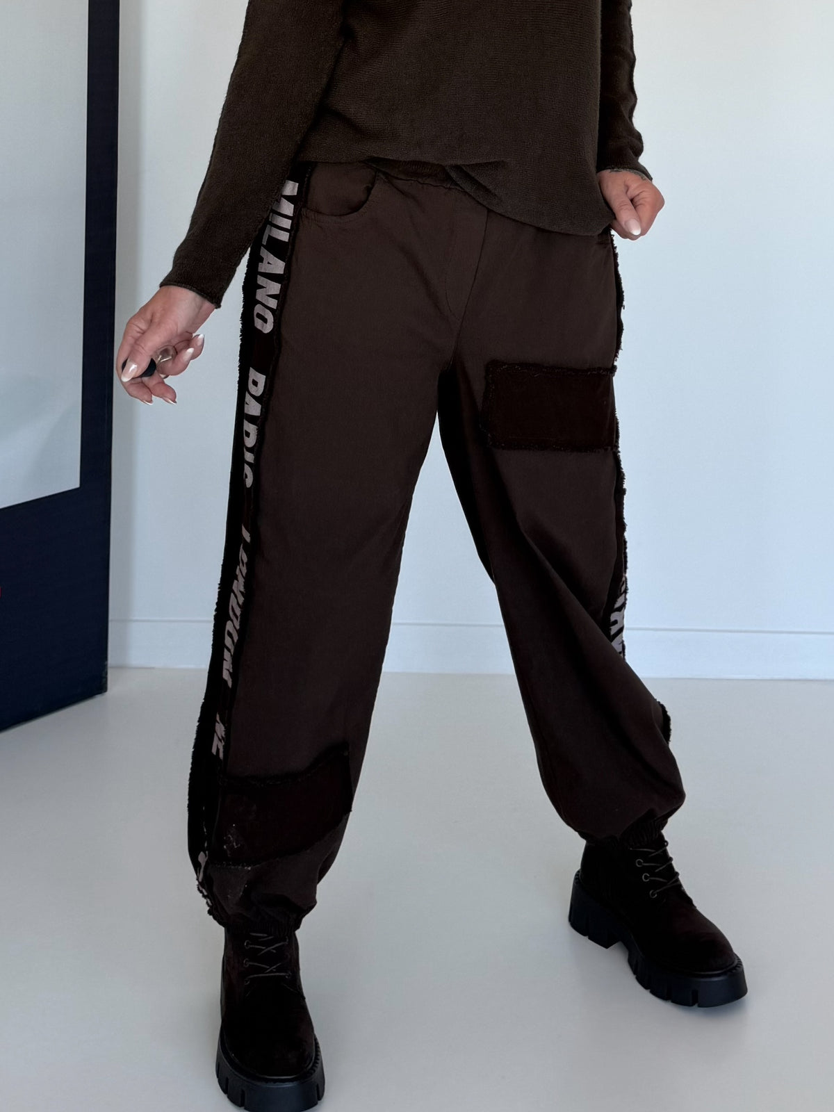 Hose mit City-Statement-Print - mokka