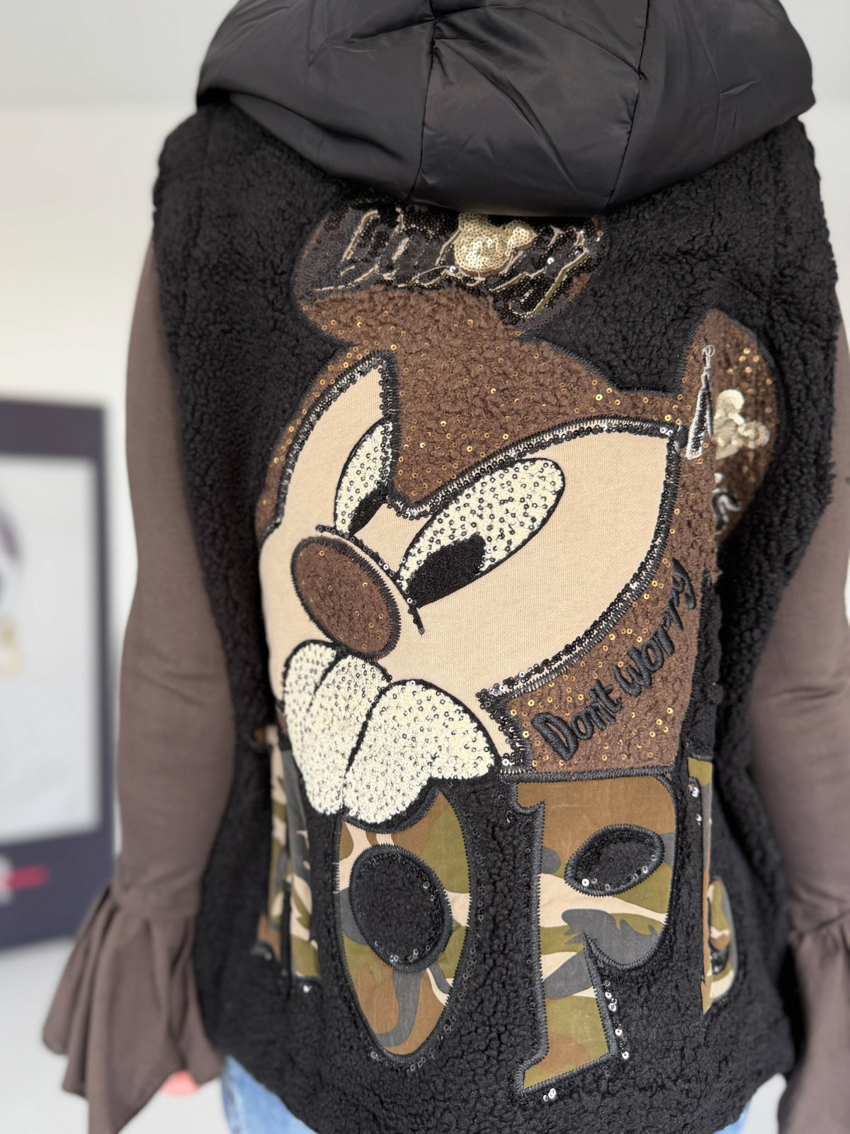 Weste in Teddy-Fur-Optik mit Kapuze - schwarz-mehrfarbig