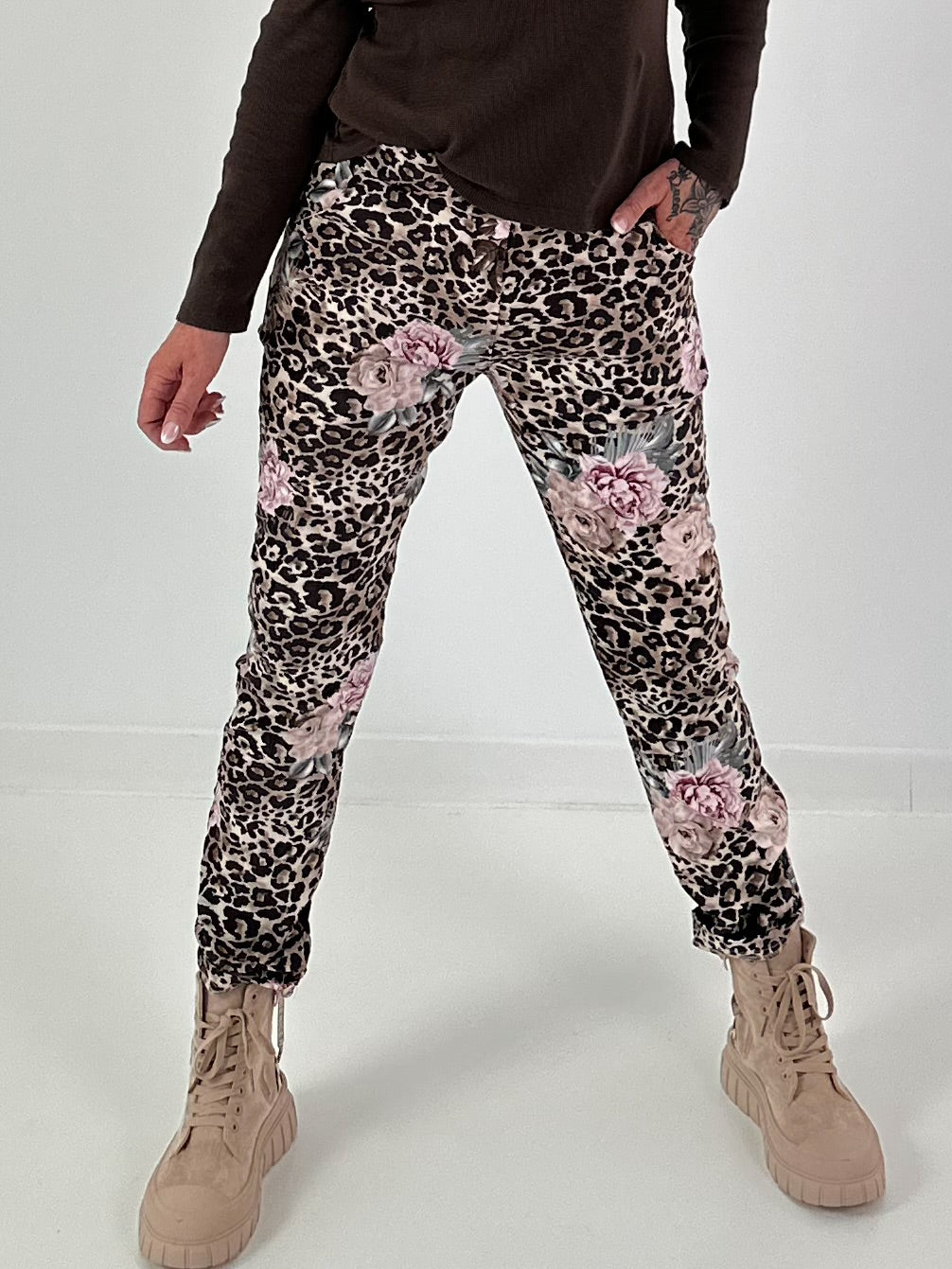 Hose in Wildleder-Optik mit Leo Print und floralem Muster - beige - mehrfarbig